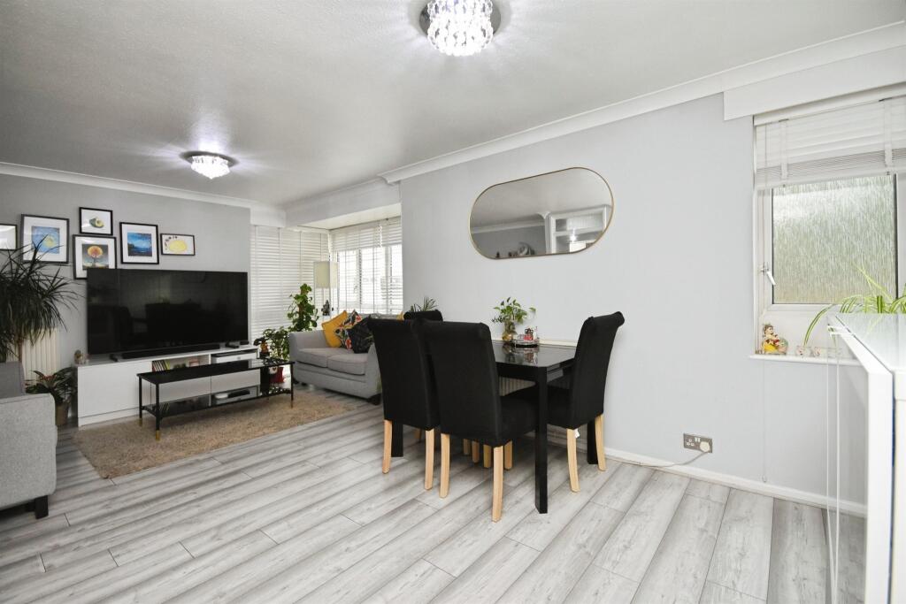 Apartment in Brentwood, Essex - View 3