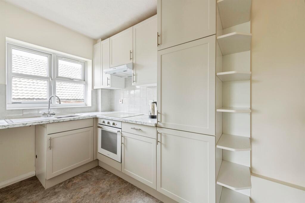 Magnolia Court, Horley photo 2
