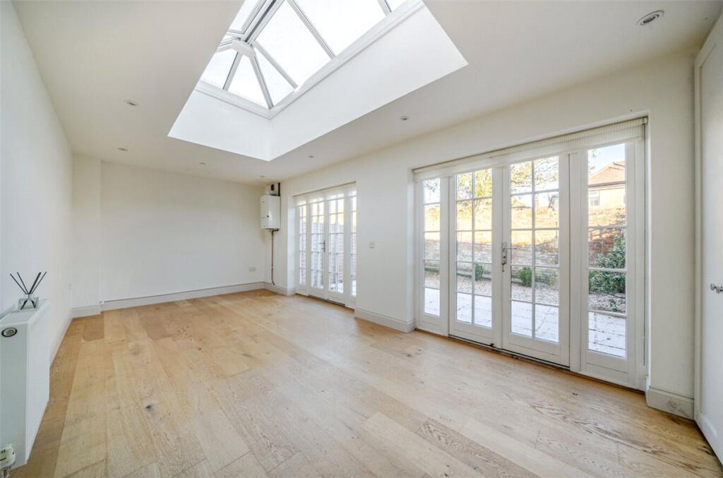 8, Clarendon Court, Marlborough, Wiltshire, SN8 photo 4
