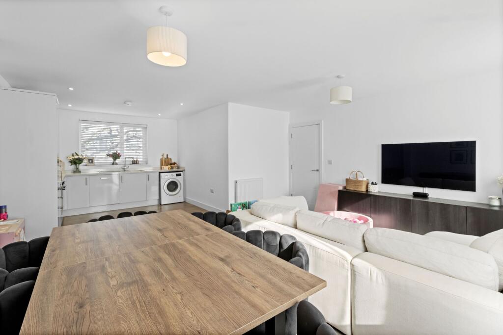 Apartment in Lewes, Newhaven - View 4