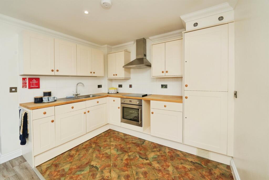 Chantry Court, Westbury photo 2