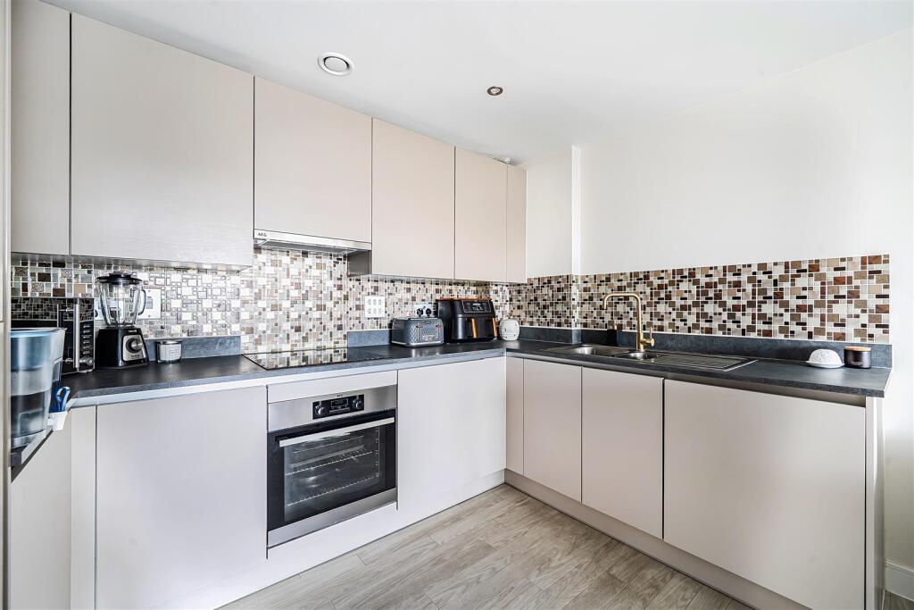 Apartment in Slough - More