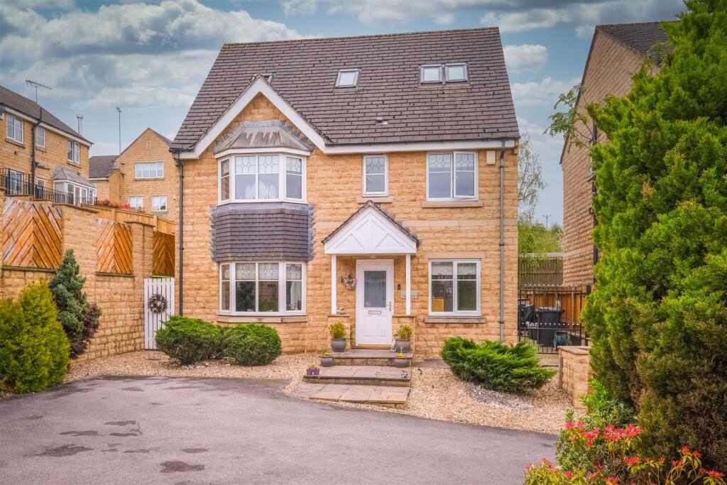 5-bed detached on Cedar Grove, Brighouse, £440,000