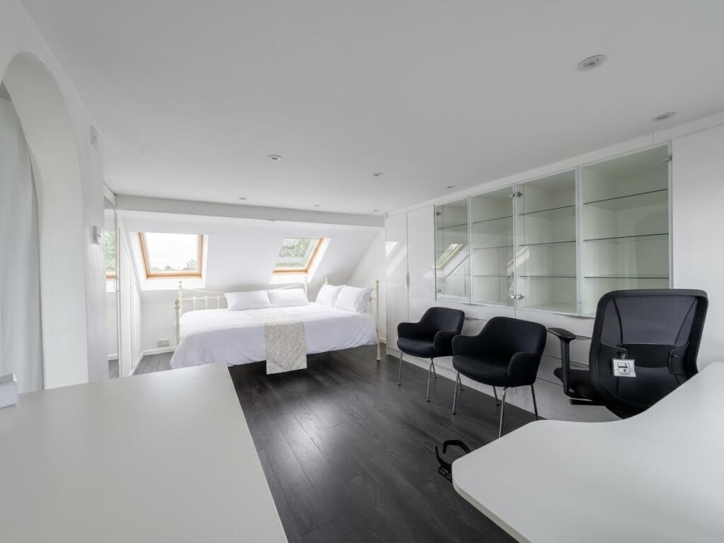 House in Sutton - View 4