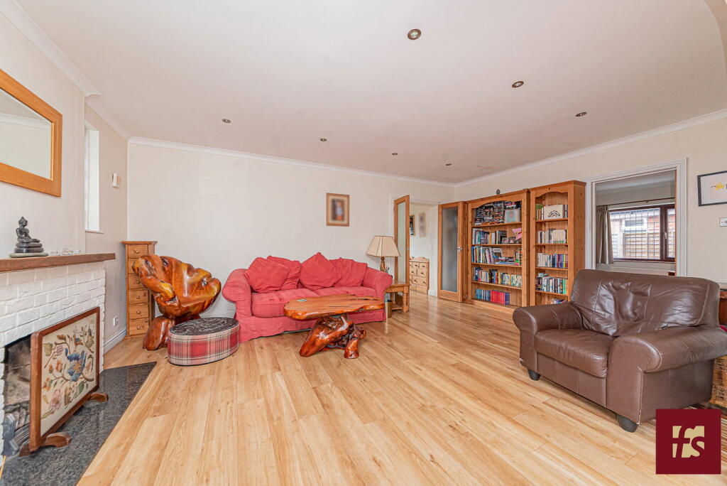 Pinewood Avenue, Crowthorne, Berkshire, RG45 6RR photo 4