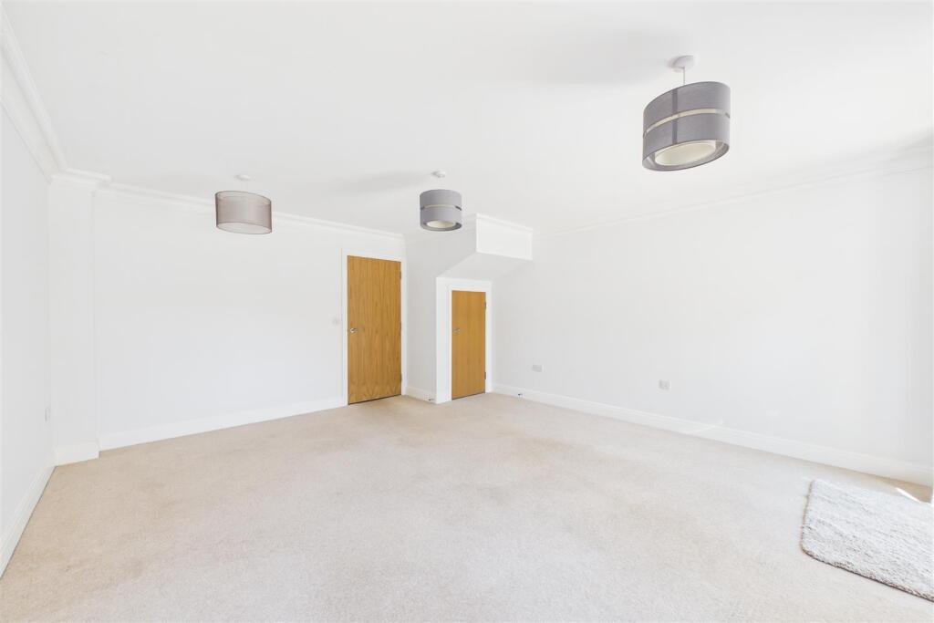 House in Chichester, Westhampnett - More
