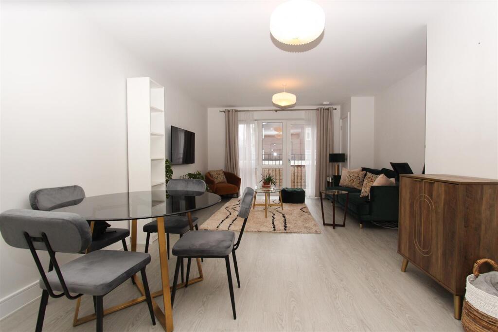 Apartment in London, Ickenham - View 3