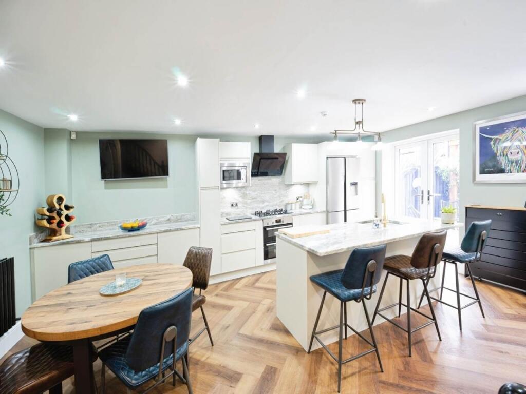 House in Bradford, Lane End, Keighley - View 3