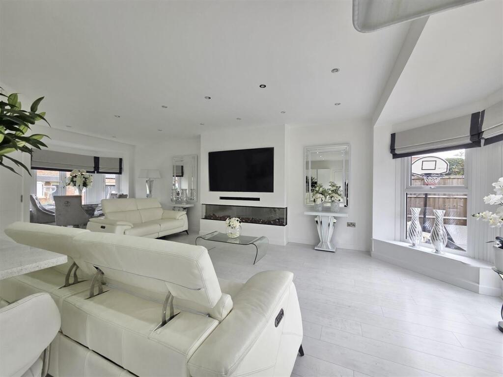House in Mansfield, Warsop - More