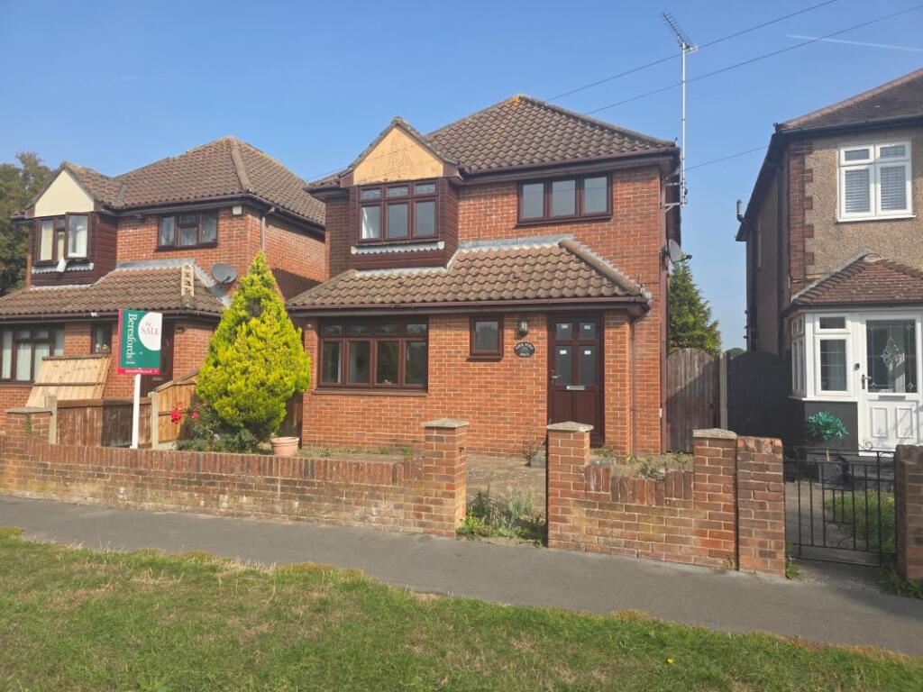 3-bed detached on 158A Rayleigh Road, Hutton, Brentwood, Essex, CM13 1PN, £420,000