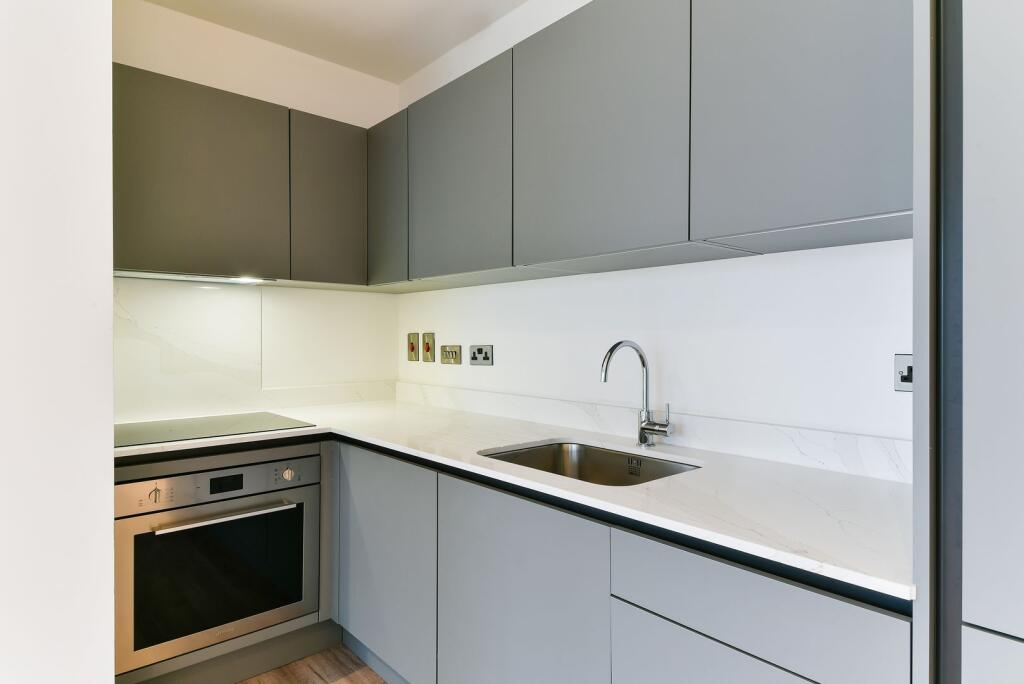 Apartment in Southall - View 4