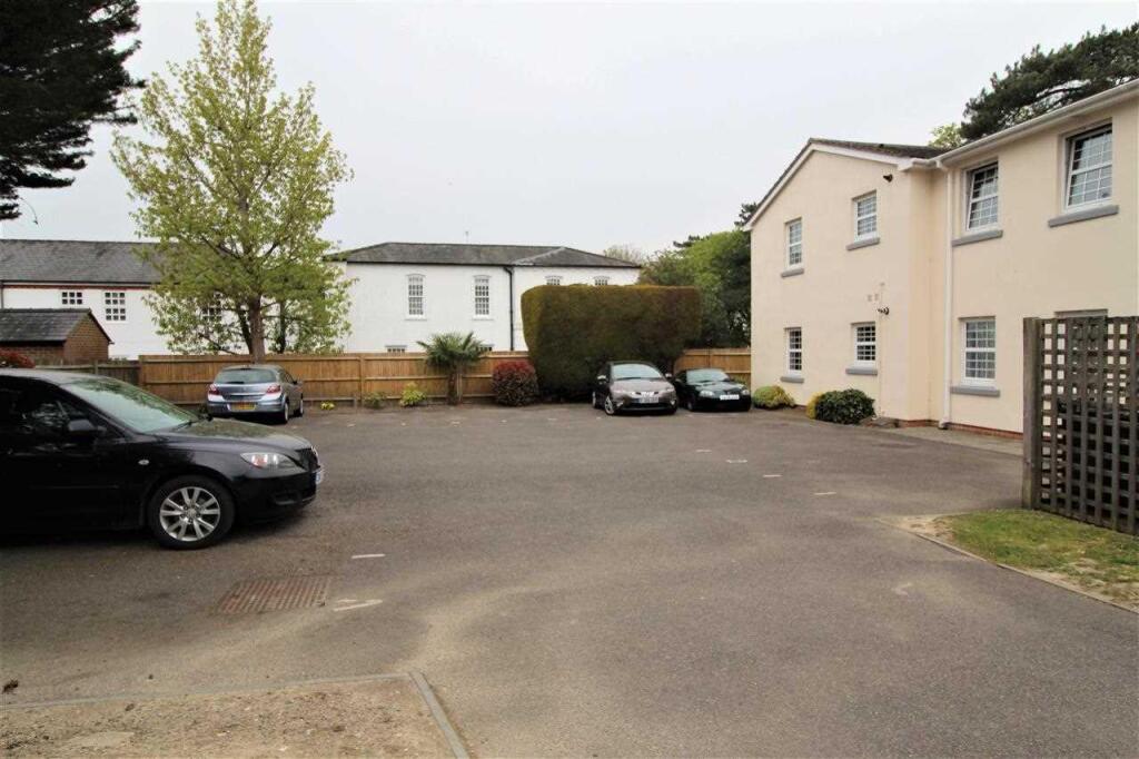 Apartment in Horsham, North Horsham - More