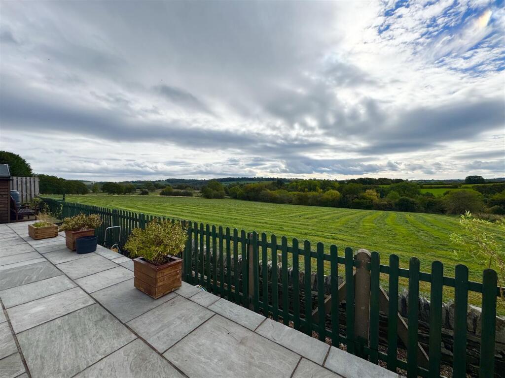 House in Huddersfield, Kitchenroyd, Skelmanthorpe - View 3