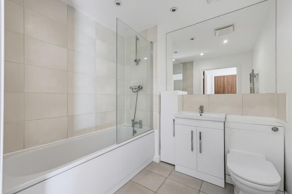 Apartment in Brentford, London Borough of Hounslow - View 5