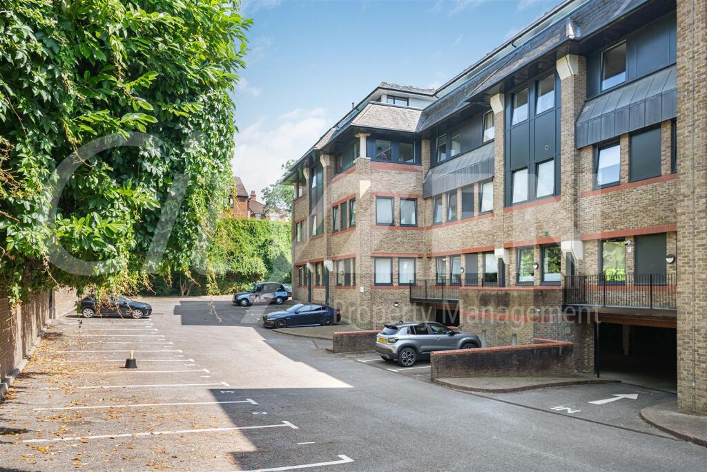Apartment in Hertsmere, Hertfordshire - View 4