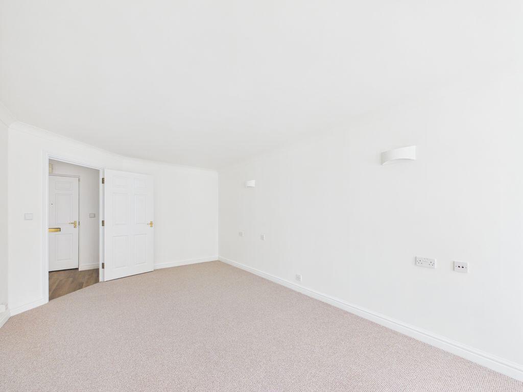 Apartment in Gloucester - View 4