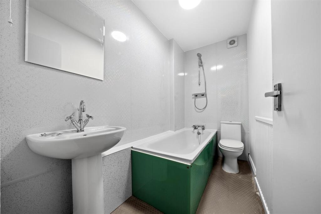 Apartment in Kingston upon Thames - View 4
