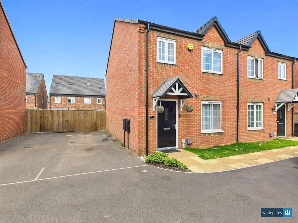 3-bed semi-detached on Trapper Grove, New Rossington, Doncaster, South Yorkshire, DN11, £199,995