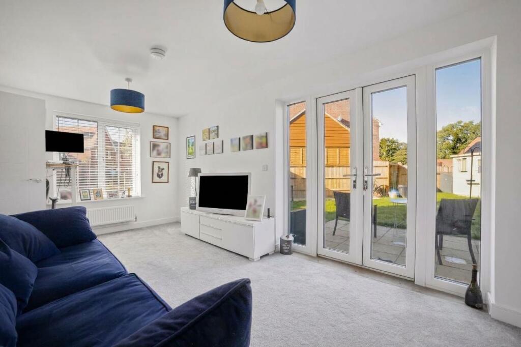 Willow Crescent, East Horsley, Leatherhead, Surrey, KT24 6FW photo 4