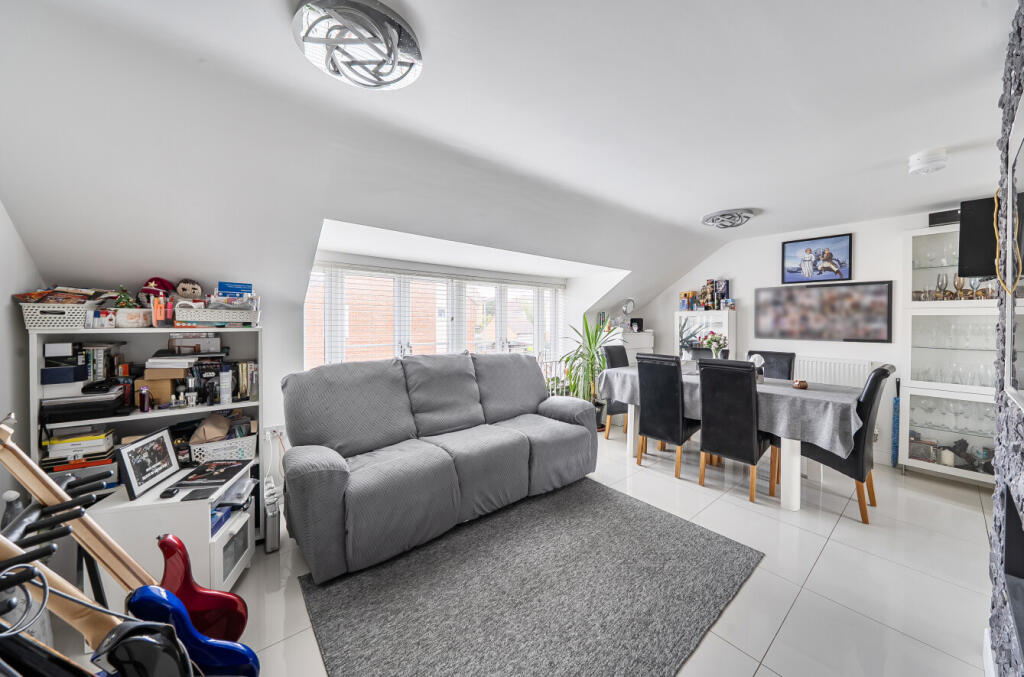 House in Dunstable, Central Bedfordshire - View 2