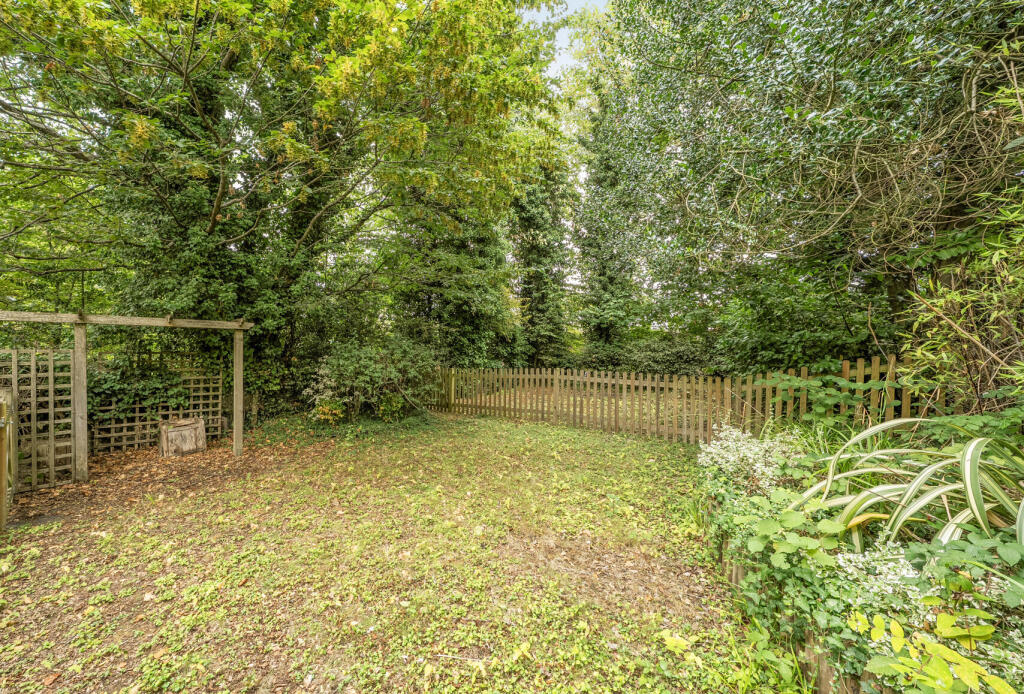 Apartment in Sevenoaks, Kippington - More