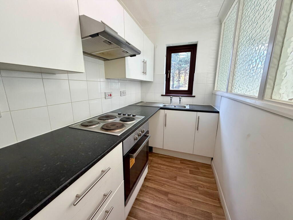 An Ideal First Home - Allocated Parking - Close To Shops & Station - Wickham Close photo 3