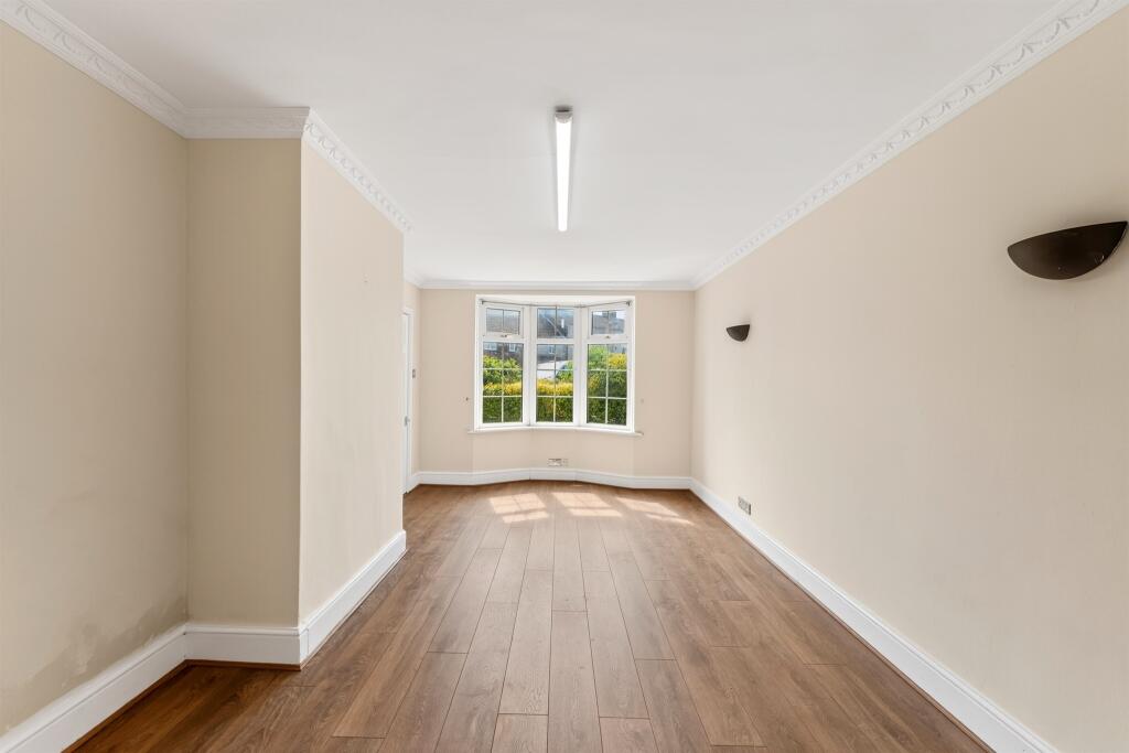House in Sutton - View 4