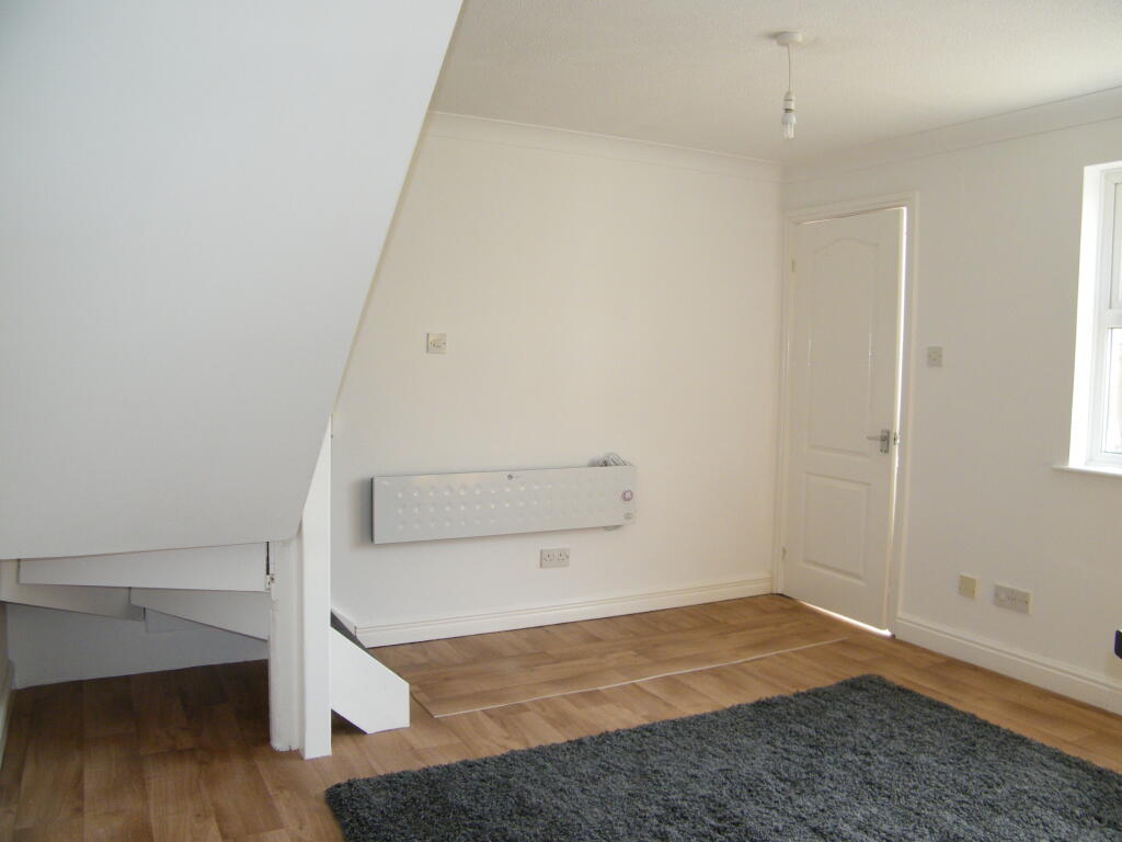 Additional image 4 of Henstridge