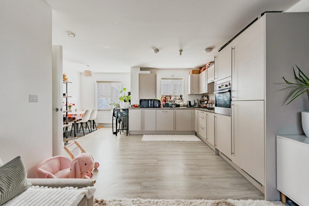 Daffodil Crescent, Crawley, RH10 photo 4