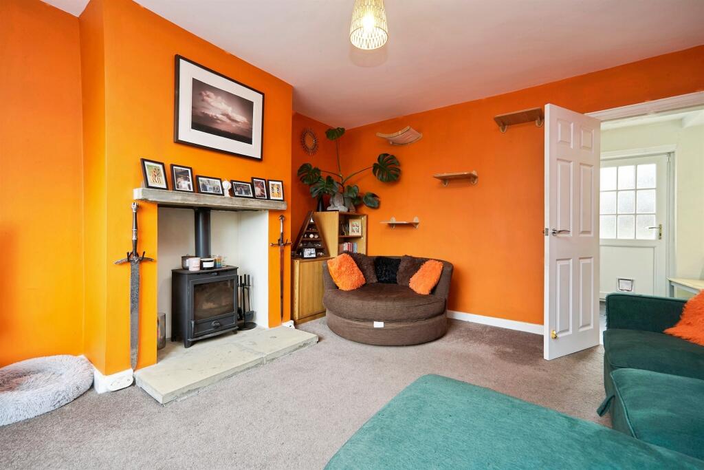 House in Bradford, Baildon - More