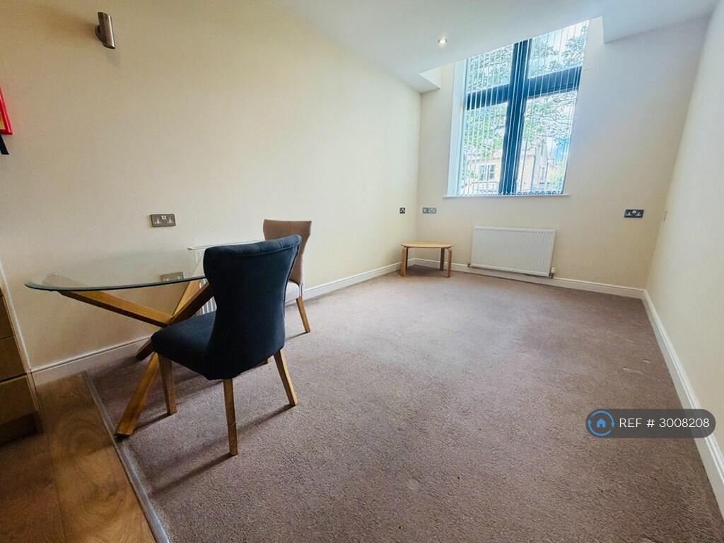 Apartment in Leeds, Littlemoor Bottom, Stanningley - View 3
