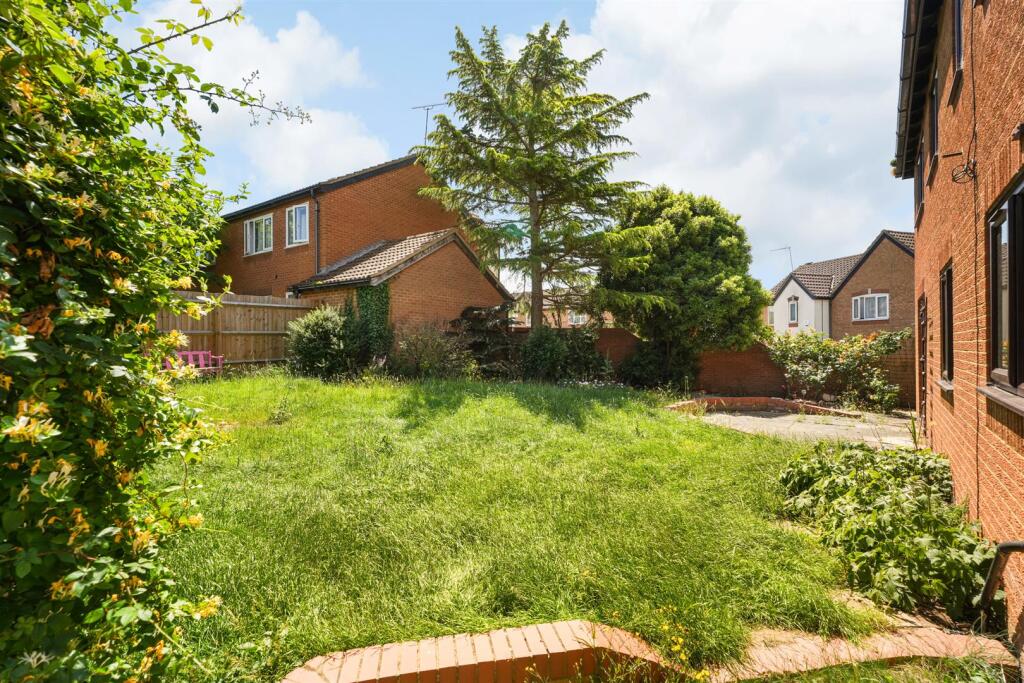 Worcester Close, Northampton photo 3
