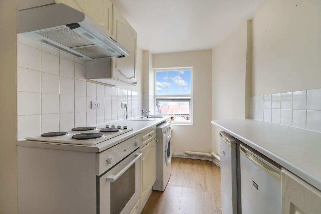Apartment in Elmbridge, Molesey - View 4