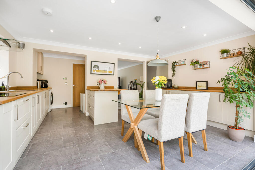 Poplar Walk, Farnham, Surrey, GU9 photo 4
