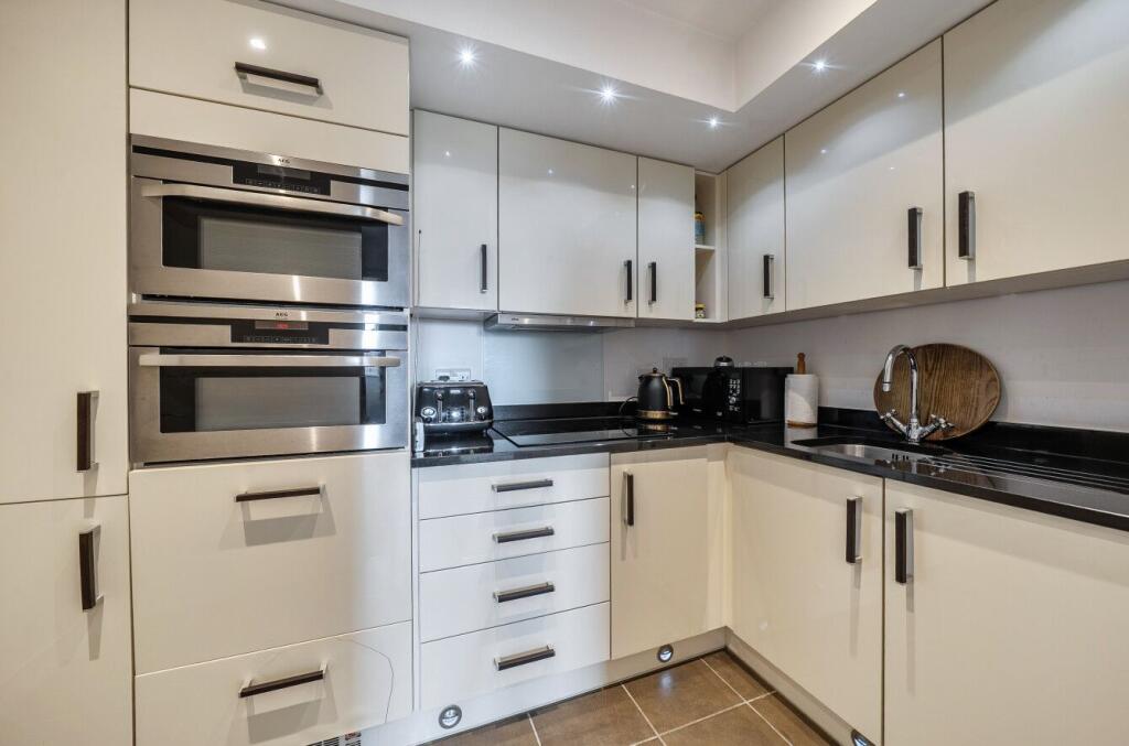 Apartment in Tunbridge Wells, Kent - View 5