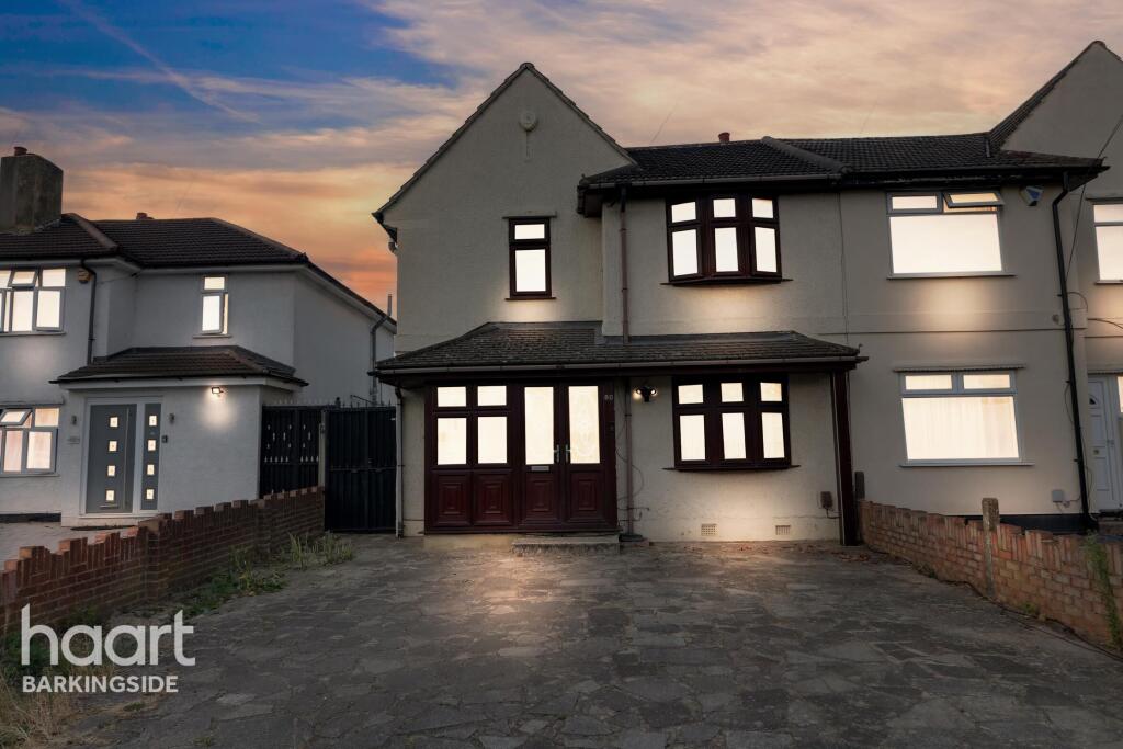 House in London, Barkingside - View 2