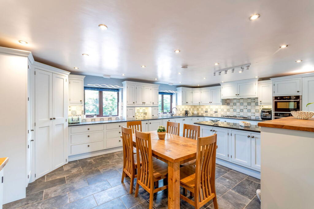 House in Bassetlaw, East Markham - More