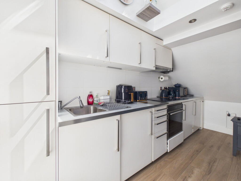 Apartment in Worthing, West Sussex - More