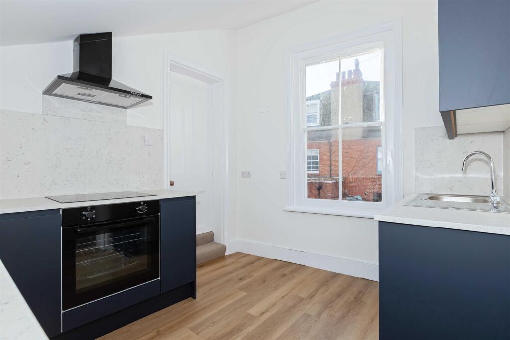 Apartment in Worthing, West Sussex - View 2