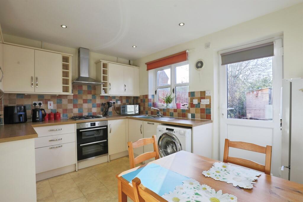Baker Drive, Wellesbourne, Warwick photo 2