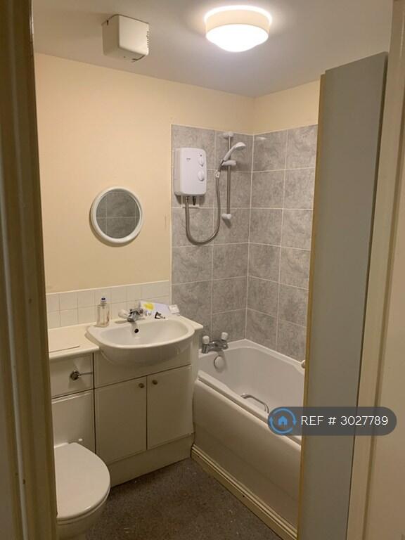 Apartment in Glasgow, Kingston - View 4