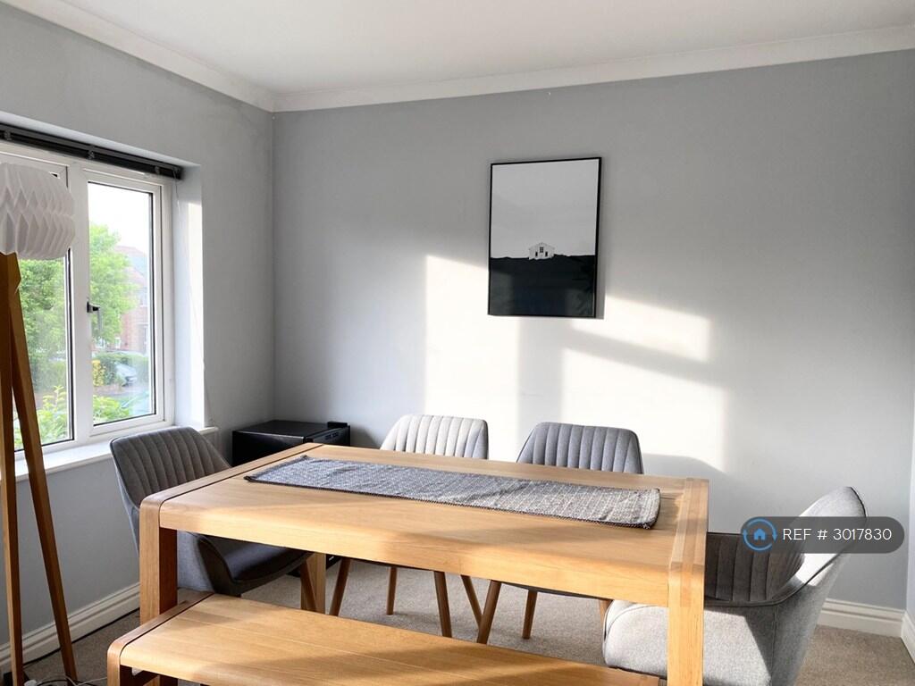 Apartment in Redhill - More