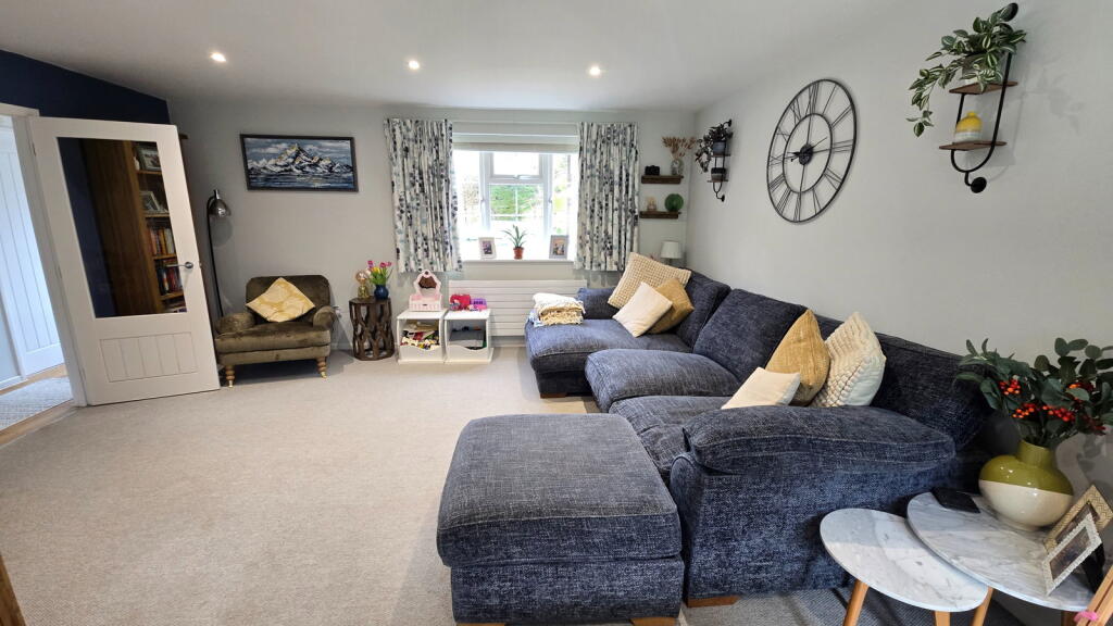 Harwood Rise, Woolton Hill, Newbury, RG20 9XW photo 4