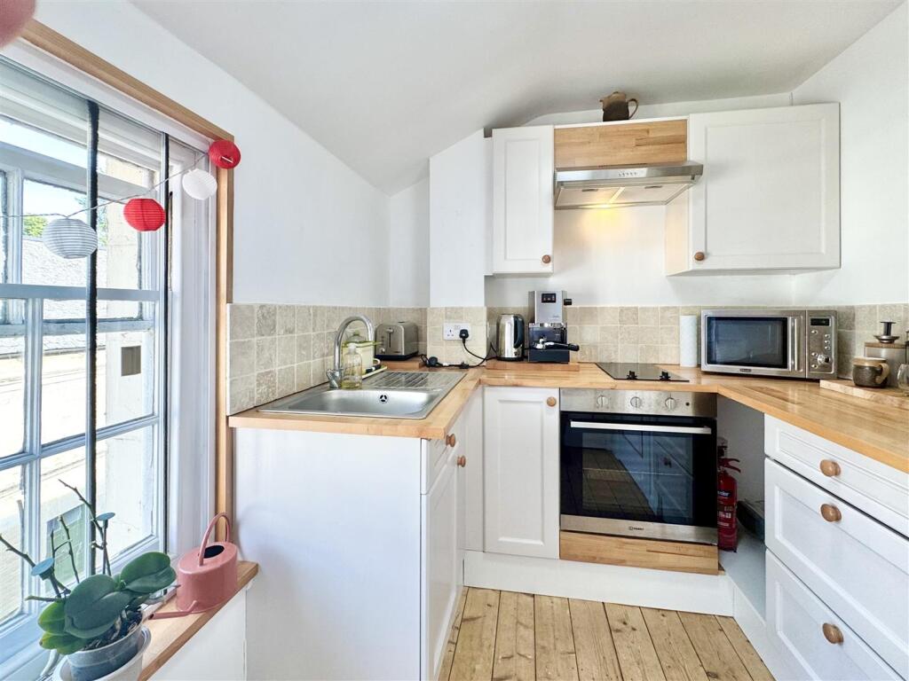 Apartment in Gloucester - View 3