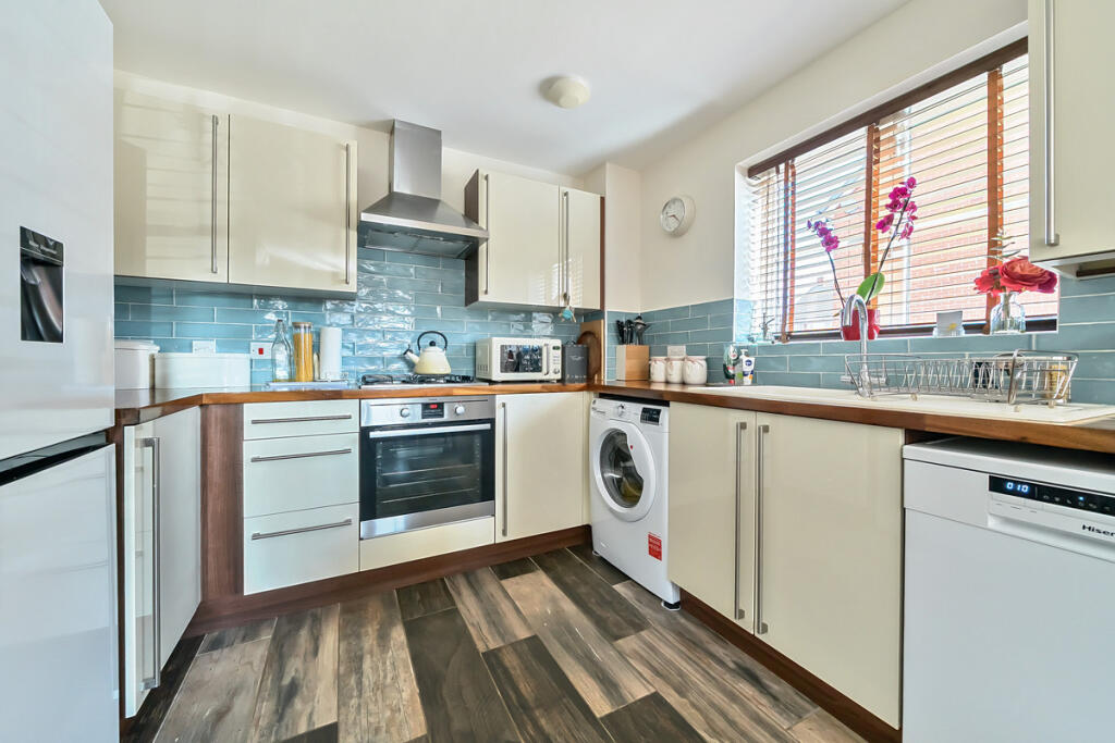 Blue Cedar Close, Yate, BS37 photo 3