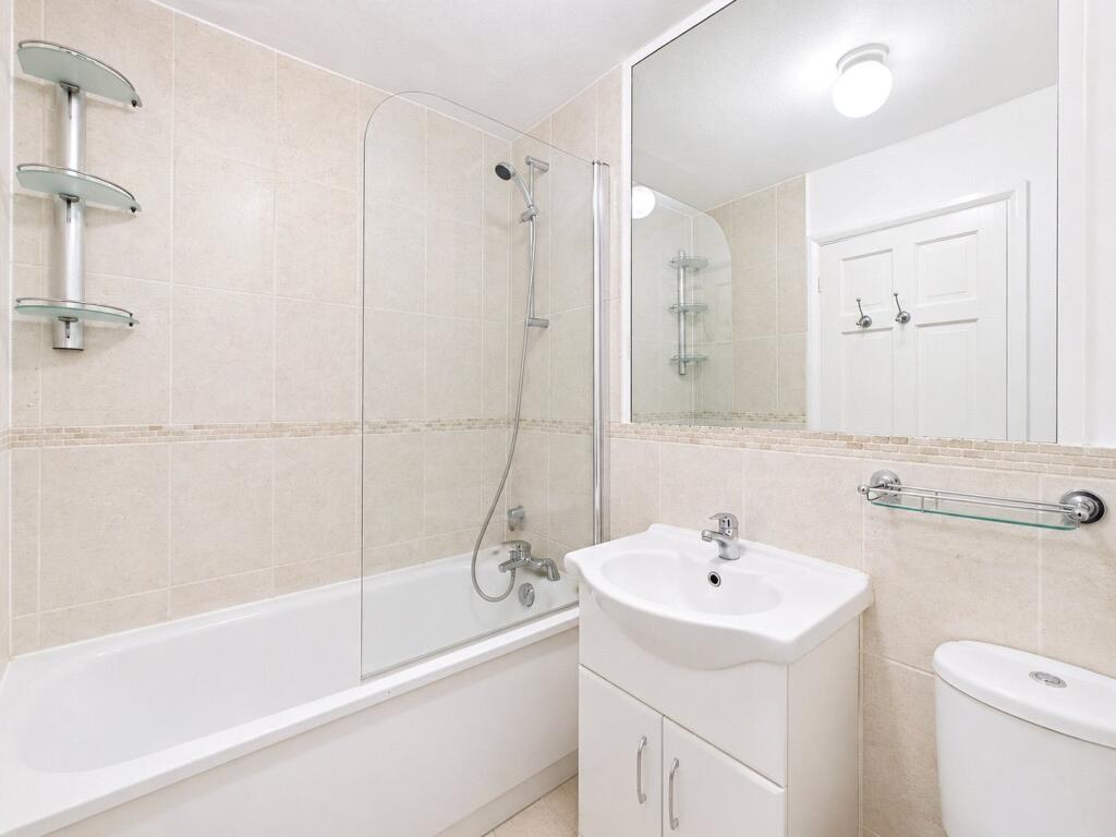 Apartment in Reigate and Banstead, Merstham - More