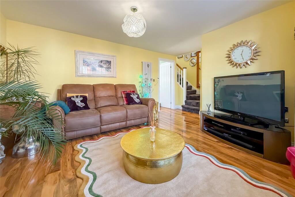 Bridle Close, St. Albans, Hertfordshire, AL3 photo 3