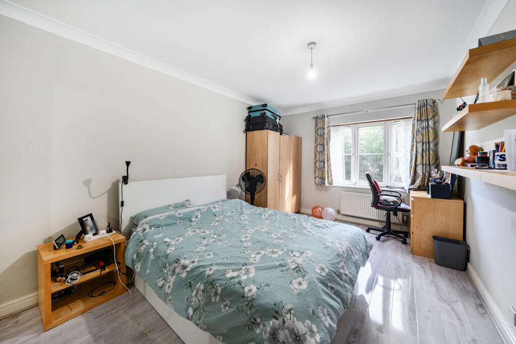 Honeypot Lane, Stanmore photo 4