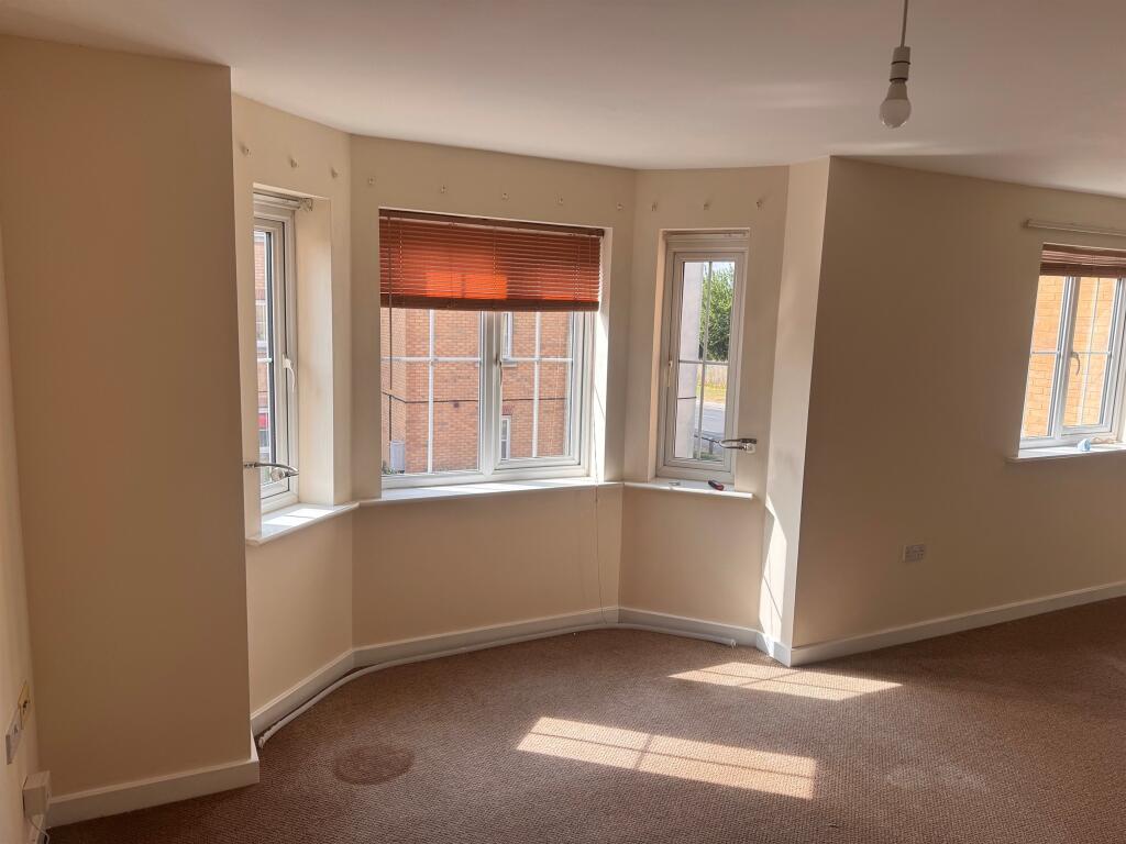 Apartment in Leeds, Crimbles, Swinnow - View 2