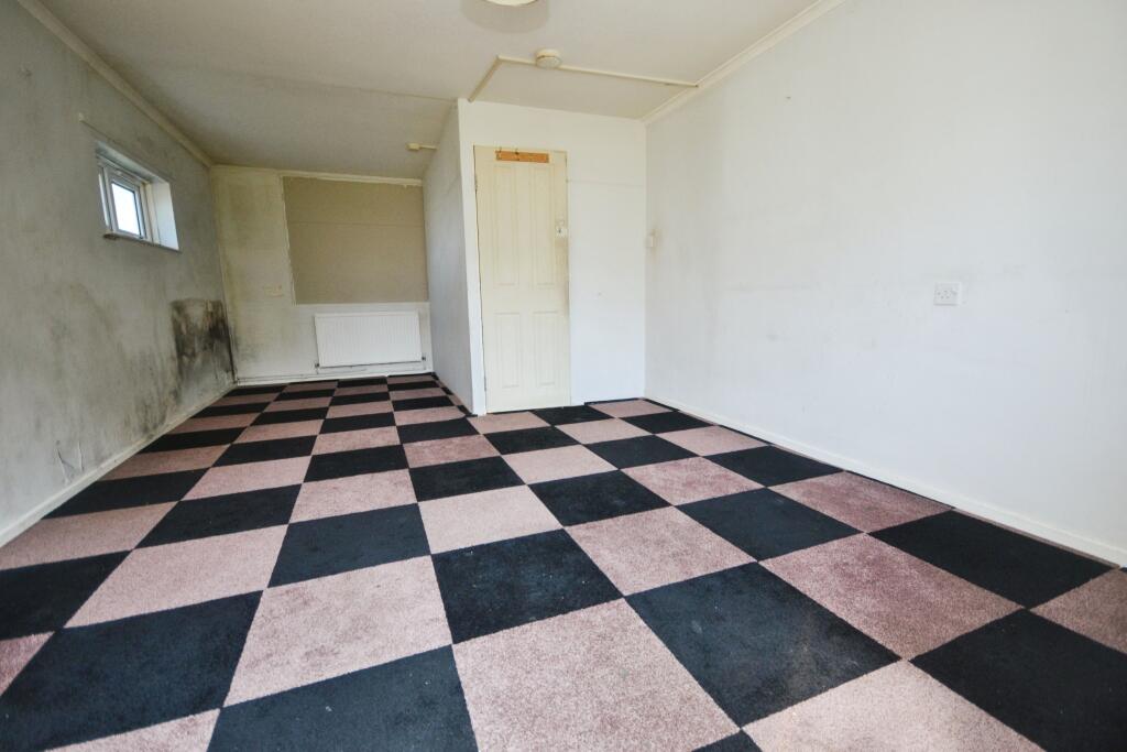 Apartment in Crawley, Southgate - View 4